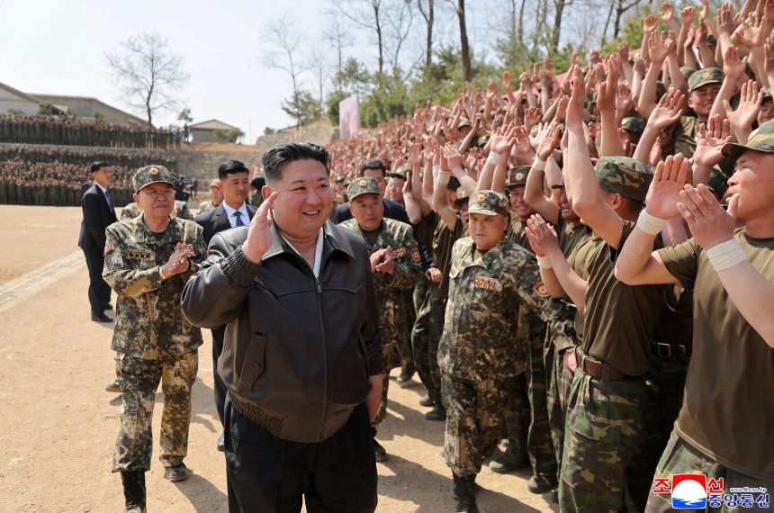 김정은에 환호하는 특수부대 병사들. 사진=조선중앙통신