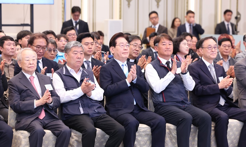 올해 노동절 기념식은 사상 처음으로 청와대에서 개최됐다. 이재명 대통령이 1일 청와대 영빈관에서 열린 노동절 기념식에서 양대 노총 위원장을 비롯한 참석자들과 박수치고 있다. 왼쪽부터 손경식 한국경영자총협회장, 김동명 한국노총 위원장, 이재명 대통령, 양경수 민주노총 위원장, 송치영 소상공인연합회장. 사진=연합뉴스