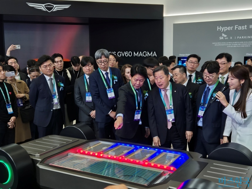 3월 11일 서울 강남구 코엑스에서 열린 배터리 산업 전문 전시회 ‘인터배터리 2026’에서 주요 참석자가 전기차 배터리 모형을 살펴보고 있다.