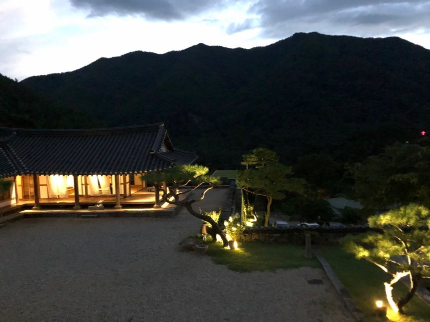 여름밤의 아원 만휴당. 대청마루 너머로 종남산 능선이 어둠 속에 잠기면, ‘만사를 제쳐놓고 쉼을 얻는 곳’이라는 이름의 뜻이 선명해진다. 사진=정수진 제공
