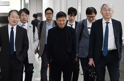 구영배 큐텐그룹 대표(앞줄 가운데)가 4월 7일 서울 서초구 서울중앙지방법원에서 열린 티몬·위메프 미정산 사태 관련 공판에 출석하고 있다. 사진=박정훈 기자
