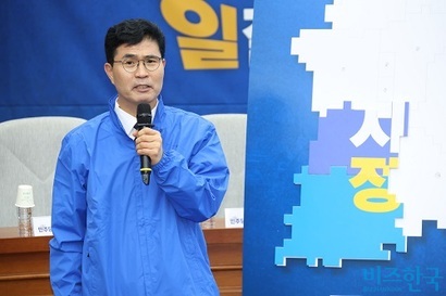 이원택 전북도지사 후보가 4월 23일 국회에서 열린 6·3 지방선거 16개 광역단체장 후보 연석회의에서 각오를 다지며 구호를 외치고 있다. 사진=박은숙 기자