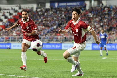 전 축구 국가대표였던 박지성이 지난달 19일&nbsp;수원 삼성 블루윙즈 레전드와 ‘OGFC: THE LEGENDS ARE BACK’ 레전드 매치에 교체 투입돼 활약하고 있다. 박지성은 이 경기에 뛰기 위해 스페인 병원에서 줄기세포 주사를 맞고 재활치료를 했다. 사진=연합뉴스