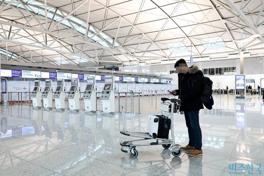 이런 모습 또 나올라. 코로나19 팬데믹 당시였던 2021년 1월 22일 한산한 인천국제공항 출국장 모습. 고환율, 고유가로 인해 여행사와 항공업계가 직격탄을 맞았다. 사진=임준선 기자