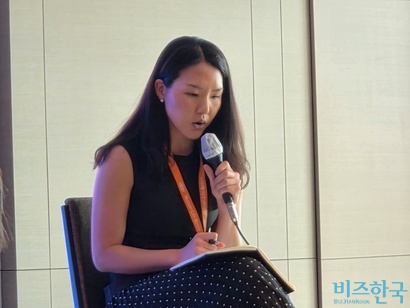진양곤 HLB그룹 이사회 의장의 차녀 진인혜 베리스모 전략기획총괄 상무 겸 엘레바 전략적 파트너십 총괄 상무가 기자간담회에 통역 역할로 참석해 눈길을 끌었다. 사진=최영찬 기자