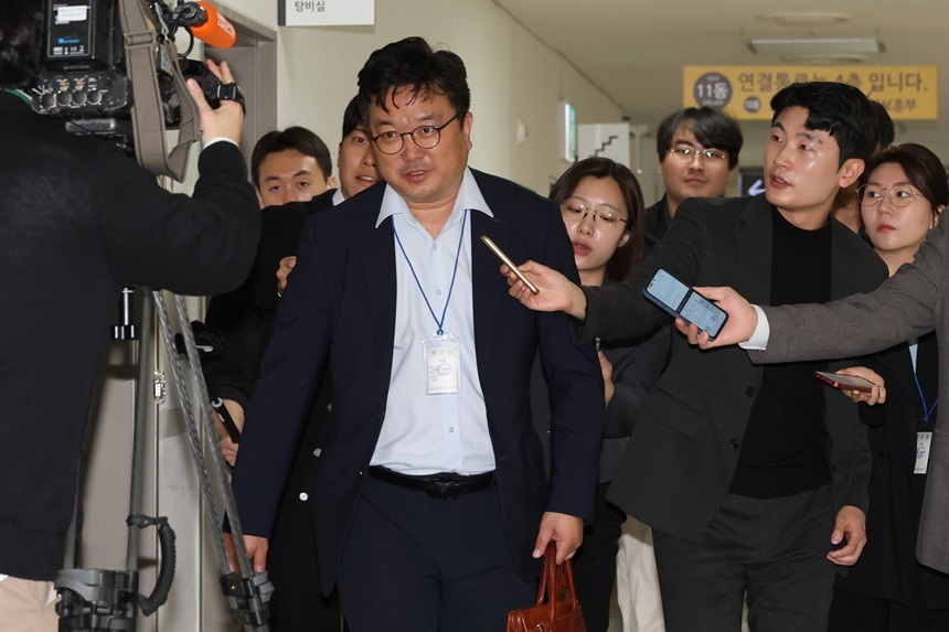 삼성전자 대표교섭위원인 김형로 부사장이 12일 세종시 정부세종청사 중앙노동위원회에서 열린 2차 사후조정회의에 참석하고 있다. 사진=연합뉴스