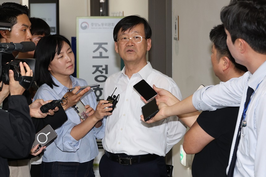 황기돈 중앙노동위원회 준상근조정위원이 지난 11일 정부세종청사 중앙노동위원회 제1조정회의실에서 열린 삼성전자 사후조정회의 도중 잠시 나와 취재진의 질문에 답하고 있다. 사진=연합뉴스