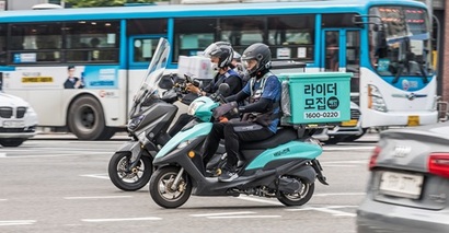 서울 서대문구 신촌로타리를 배달의민족 오토바이가 지나가고 있다. 사진=최준필 기자