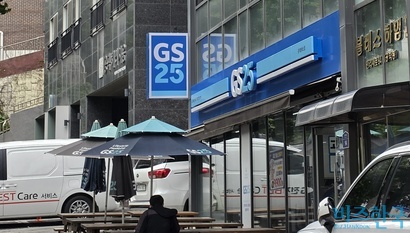 배달 주문이 많은 서울 마포구 GS25 매장.편의점이 즉시배송 거점으로 변신하고 있다.  사진=정원혁 기자