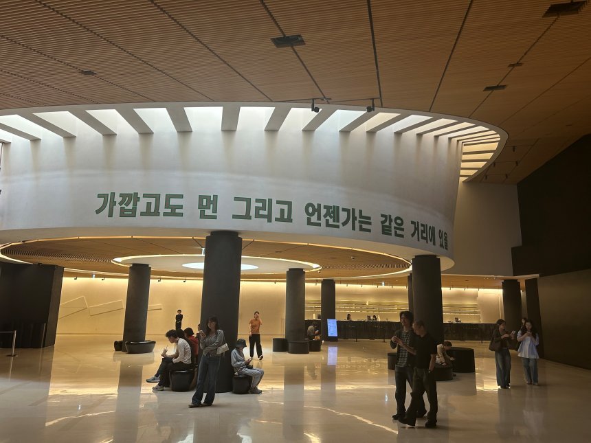 어디선가 작품이 등장하는 리움미술관 로비. 사진=정수진 제공