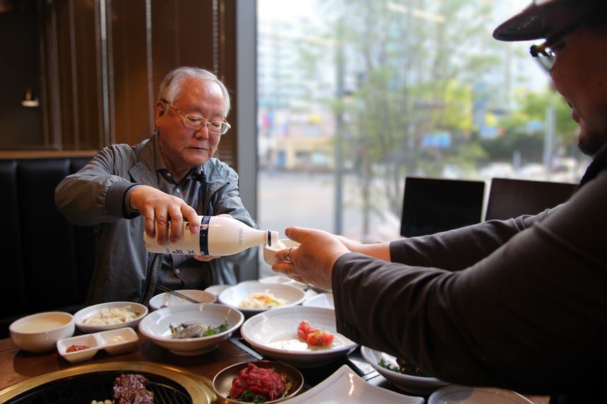 고기 한 점, 탁주 한 사발도 함께. ‘임꺽정’의 작가 이두호는 작품마다 밥상을 그려 민초들을 불러 앉혔다. 사진=필자 제공