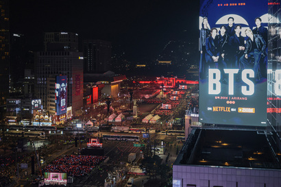 지난 3월 21일 서울 종로구 광화문광장에서 ‘BTS 컴백 라이브: 아리랑’ 공연이 열리고 있다. 사진=사진공동취재단