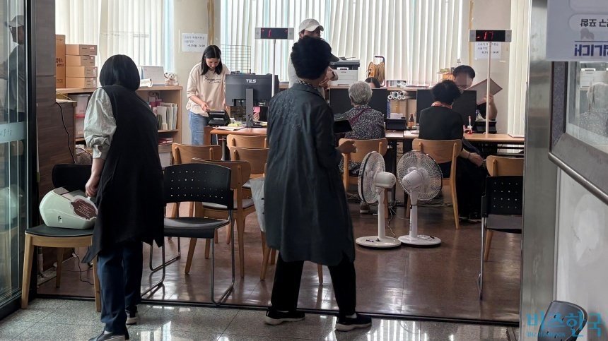 서울 구로구 한 주민센터를 방문한 주민들이 번호표를 뽑고 대기실로 향하고 있다. 사진=윤채현 기자
