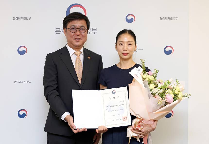 최휘영 문화체육관광부 장관이 19일 서울 종로구 국립현대미술관 서울관에서 차진엽 신임 국립현대무용단 단장 겸 예술감독(오른쪽)에게 임명장을 수여했다. 사진=문화체육관광부 제공