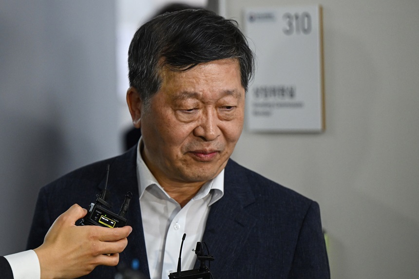 삼성전자 노사가 중노위 3차 사후조정 회의에서 합의점을 찾지 못하고 협상을 종료했다. 박수근 중앙노동위원장이 20일 새벽 정부세종청사 중앙노동위원회에서 2차 사후조정 회의를 마친 뒤 취재진의 질문에 답하고 있다. 사진=연합뉴스