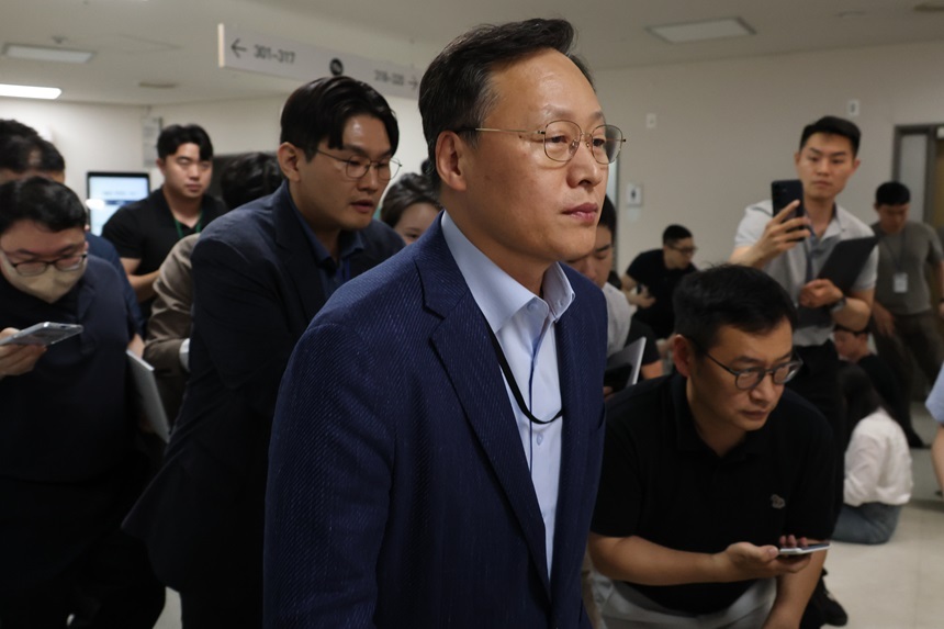 여명구 삼성전자 사측 대표교섭위원이 20일 정부세종청사 중앙노동위원회에서 회의 결렬에 따른 입장을 밝힌 뒤 협상장을 떠나고 있다. 사진=연합뉴스