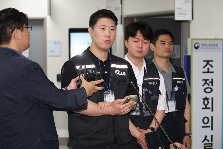삼성그룹 초기업노동조합 삼성전자지부 최승호 위원장이 20일 정부세종청사 중앙노동위원회에서 열린 3차 사후조정 회의를 마친 뒤 노사협상 결렬 과정을 설명하고 있다. 사진=연합뉴스