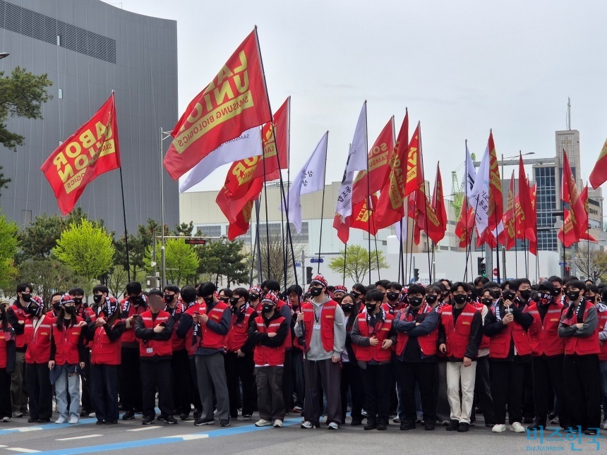 ​삼성바이오로직스 상생노조 조합원들이 지난달 22일 투쟁 결의대회에 참석한 모습.&nbsp;​삼성전자 노사가 극적으로 합의하면서 계열사인 삼성바이오로직스 노사에 관심이 집중되고 있다. ​삼성바이오로직스 노사 양측은 여전히 팽팽하게 대치 중이다. 사진=최영찬 기자
