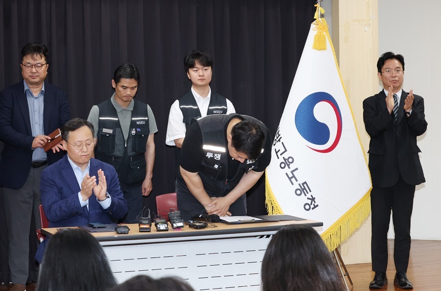 이번 협상을 주재한 김영훈 고용노동부 장관(오른쪽 끝)은  “마지막까지 대화의 끈을 놓지 않고 노사 자율교섭으로 잠정 합의에 이르게 됐다는 점에서 정부를 대신해 깊이 감사드린다”고 밝혔다. 사진=연합뉴스
