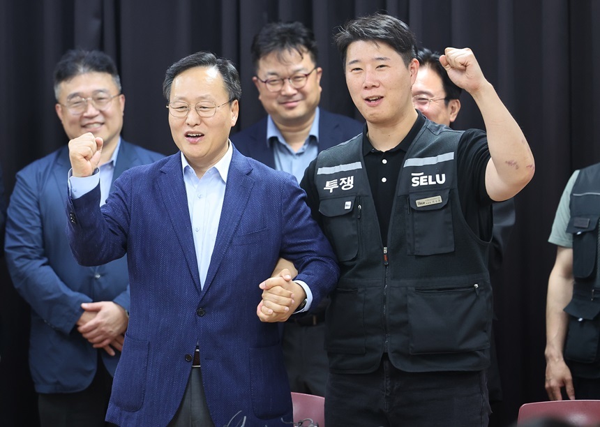 삼성전자 노사가 20일 경기도 수원시 장안구 경기고용노동청에서 2026년 임금협상 잠정 합의안을 도출했다. 사측 대표교섭위원인 여명구 삼성전자 DS(디바이스솔루션·반도체 사업 담당) 피플팀장과 최승호 삼성그룹 초기업노동조합 삼성전자지부 위원장이 잠정 합의안 서명 후 취재진 앞에서 포즈를 취하고 있다. 사진=연합뉴스