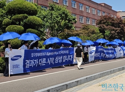 삼성물산이 압구정4구역 재건축사업 시공권을 확보했다. 23일 압구정4구역 시공자 선정 총회가 열린 압구정고등학교에서 삼성물산 직원들이 나와 조합원에게 지지를 호소하는 모습. 사진=차형조 기자