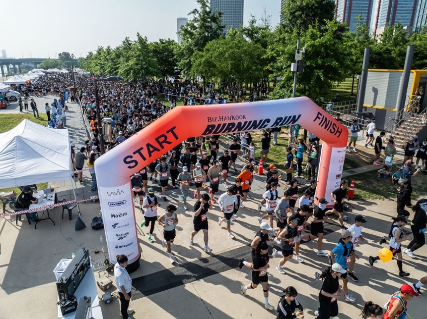 25일 오전 서울 영등포구 여의도 물빛무대 앞 광장에서 비즈한국 주최 캐주얼 러닝 페스티벌인 '버닝런 2026' 대회가 열리고 있다. 사진=최준필 기자