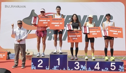 '버닝런 2026' 여자 10km 코스 시상식의 모습. 사진=박정훈 기자