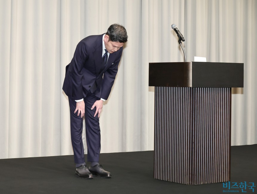 정용진 신세계그룹 회장이 26일 오전 서울 강남구 조선팰리스 호텔에서 스타벅스 ‘탱크데이’ 마케팅 관련 기자간담회를 열고 고개 숙여 사과했다. 사진=임준선 기자