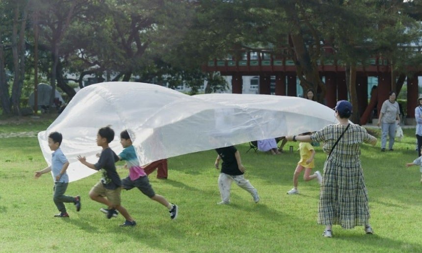 무주산골영화제 키즈 스테이지. 아이들이 직접 만든 작품을 소개하고 판매하는 키즈마켓부터 폐자전거를 활용한 놀이실험실의 야외놀이터, 애니메이션 상영 등 어린이를 위한 다양한 행사가 가득하다.