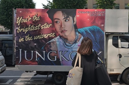 지난해 BTS 멤버 지민과 정국의 전역을 기념해 운영된 전광판 트럭. 사진=이종현 기자
