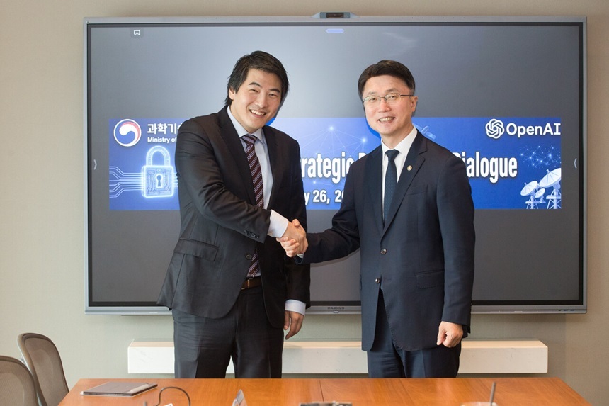 한국은 오픈AI의 정부용 보안 프로그램 GTAC에 일본과 함께 아시아 최초로 참여한다. 제이슨 권 오픈AI CSO(왼쪽)와 류제명 과학기술정보통신부 제2차관이 26일 협력 방안 모색 간담회에서 기념촬영을 하고 있다. 사진=과학기술정보통신부 제공