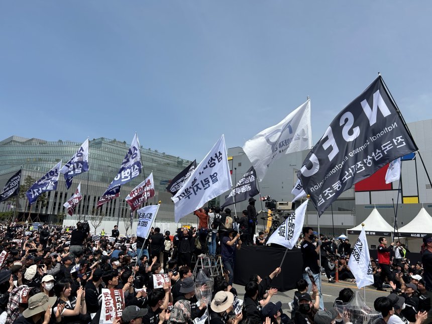 삼성전자 노사의 2026년 임금협상 잠정합의안이 조합원 찬반투표를 통과하면서 총파업 리스크는 일단 해소됐다. 4월 23일 열린 노조 결의대회 집회 모습. 사진=강은경 기자