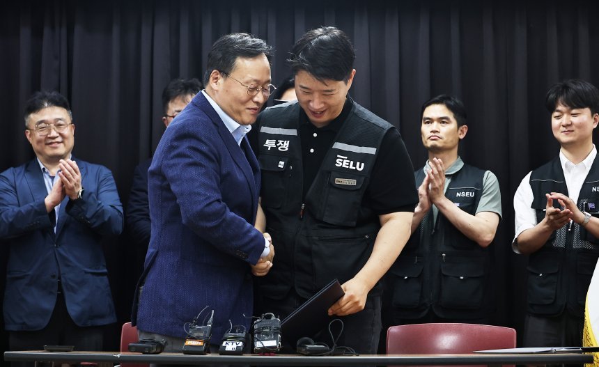막판 극적 합의를 통해 회사는 생산 차질을 피했고, 노조는 성과급 산정 방식의 변화를 끌어냈다. 다만 보상이 반도체부문에 집중되면서 DX부문과의 격차, 노조 간 입장 차이 등 내부 갈등은 남았다. 여명구 삼성전자 DS 피플팀장과 최승호 삼성그룹 초기업노동조합 삼성전자지부 위원장이 손을 맞잡고 있다. 사진=연합뉴스