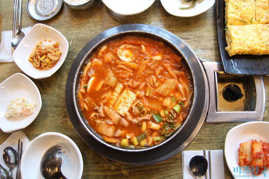 [만화가의 소울푸드] '까대기' 작가 이종철의 '어머니표 김치찌개' - 뉴스 썸네일 이미지