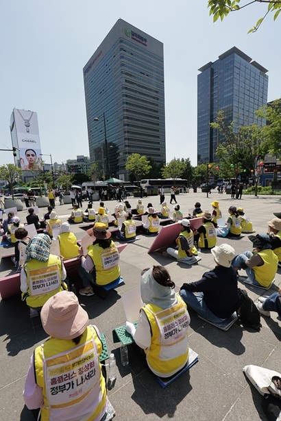 민주노총 마트산업노조 홈플러스지부는 14일 서울 광화문에서 기자회견을 열고 무기한 단식 농성에 돌입했다. 사진=마트산업노조 제공