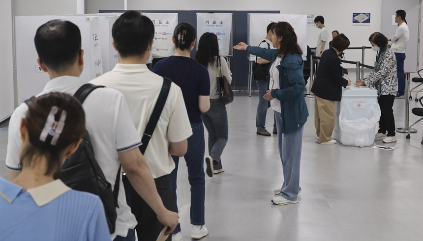 제9회 전국동시지방선거 사전투표 마감을 2시간 앞둔 30일 오후 4시 투표율이 20.94%로 집계됐다. 29일 오전 서울 중구 소공동행정복합청사에 마련된 제9회 전국동시지방선거 사전투표소에 시민들이 사전투표를 하고 있다. 사진=박정훈 기자