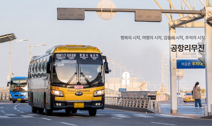 공항리무진 2대 주주인 티맵모빌리티가 최근 권영찬 대표이사 자산과 공항리무진 법인 자산을 대거 가압류했다. 사진은 공항리무진 리무진버스 주행 모습. 사진=공항리무진 홈페이지
