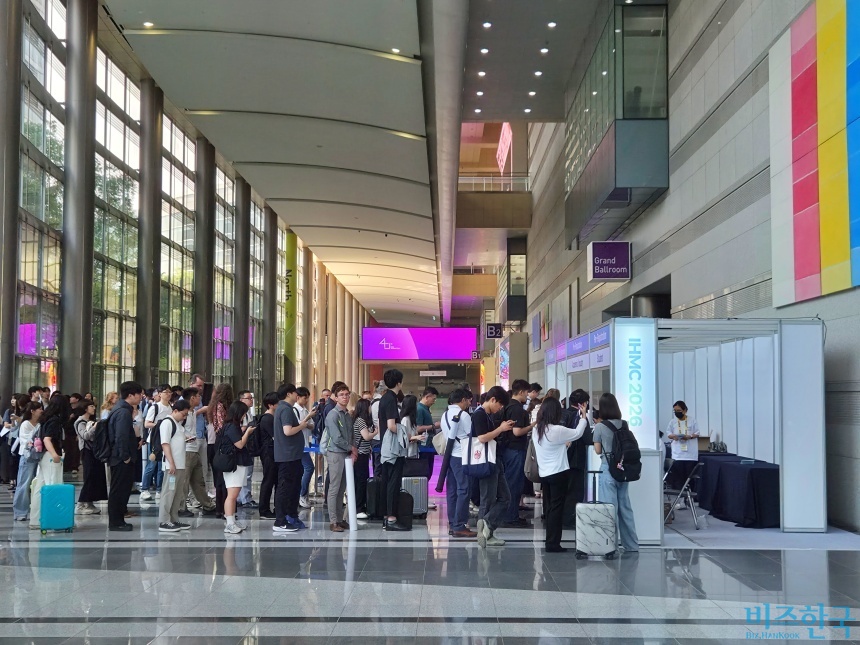 마이크로바이옴 산업을 향한 회의적 시선 속에도 지난 3일 IHMC에 참석하는 참관객의 발걸음이 이어지고 있다. 사진=최영찬 기자