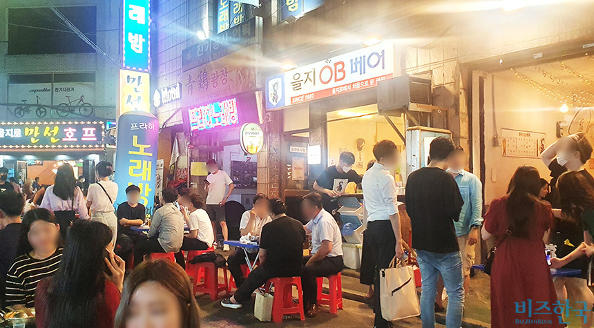 과거 서울 야장의 대표격이었던 서울 을지로 노가리골목의 을지OB베어와 만선호프. 사진=비즈한국 DB
