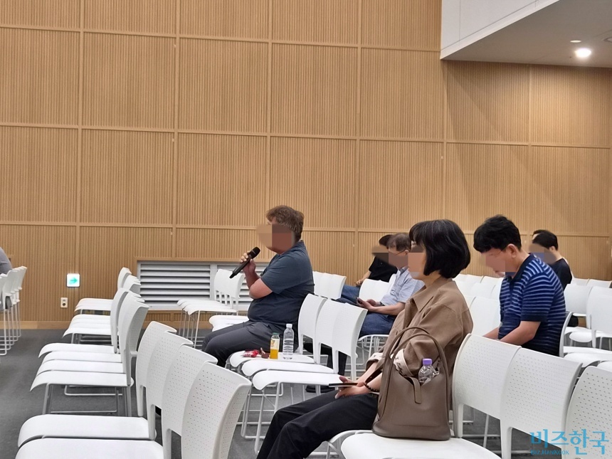 간담회에 참석한 한 주주가 회사 측에 휴온스랩 합병에 대해 주주가치 제고 방안 등을 질의하고 있다. 사진=최영찬 기자