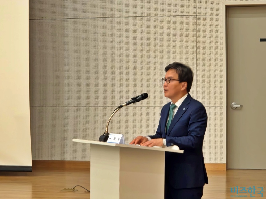 송수영 휴온스글로벌 및 휴온스 대표가 주주들과 간담회에서 휴온스의 자회사 휴온스랩 흡수합병 추진을 놓고 시장에서 제기되는 의혹에 대해 해명하고 있다. 사진=최영찬 기자