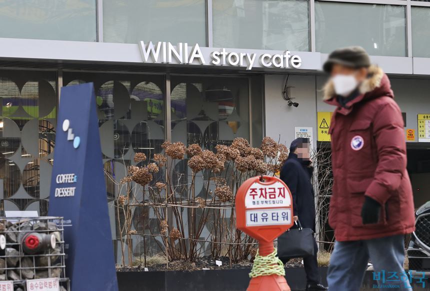 한때 김치냉장고 ‘딤채’로 시장을 주도했던 대유위니아그룹이 현재 계열사별 회생·파산 절차를 밟고 있는 가운데 위니아전자가 에어컨 관련 상표 6건을 최저 60만 원에 공개입찰에 부쳤다. 서울 강남구 대유타워 대유위니아그룹 강남사옥. 사진=박정훈 기자