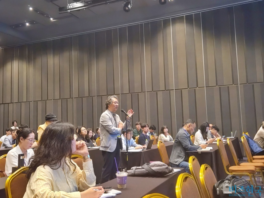 윤상선 연세대 의과대학 미생물학교실 교수가 신 그룹장의 발표 이후 질의하고 있다. 사진=최영찬 기자