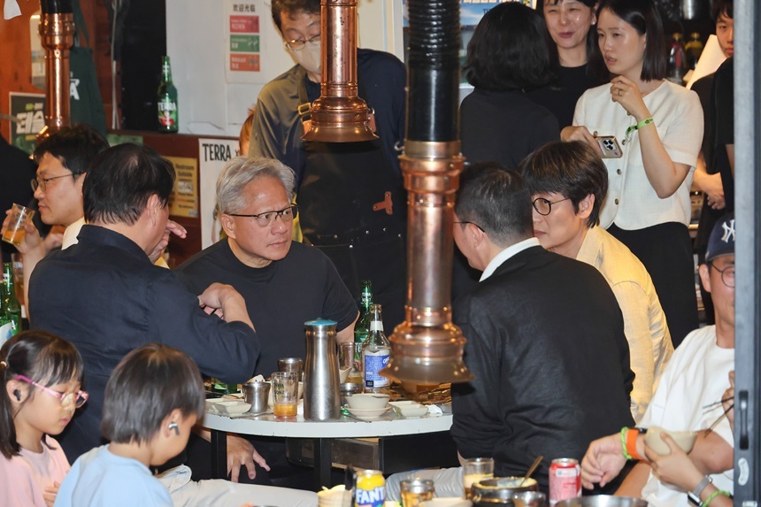 젠슨 황 엔비디아 최고경영자(CEO)가 최태원 SK그룹 회장, 구광모 LG그룹 회장, 이해진 네이버 의장과 5일 오후 서울 마포구 홍대 인근 고깃집에서 이른바 ‘삼소(삼겹살·소주) 회동’을 가졌다. 사진=임준선 기자