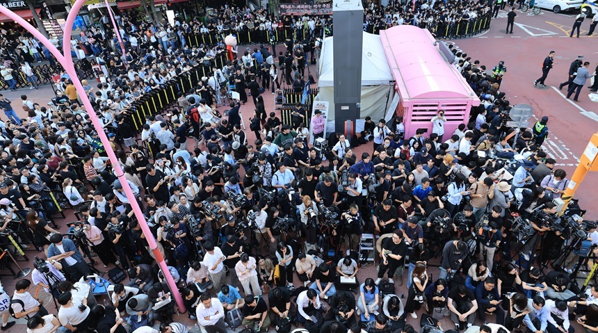 젠슨 황 엔비디아 최고경영자(CEO)와 최태원 SK회장, 구광모 LG회장, 이해진 네이버 의장과 삼겹살 회동이 열린 5일 오후 서울 홍대 거리가 인파로 가득하다. 사진=임준선 기자