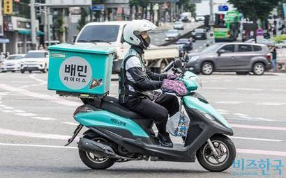 배달의민족 배달기사 모습. 북중미 월드컵이 곧 시작되지만 아침에 경기가 몰린 탓에 배달 플랫폼의 기대감이 그 어느 때보다 낮다. 사진=최준필 기자