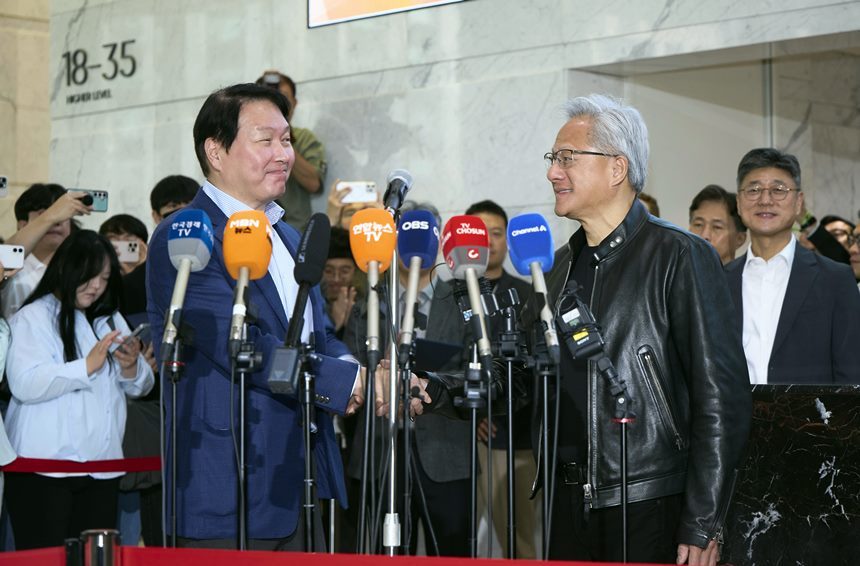 8일 오전 서울 종로구 SK서린빌딩에서 젠슨 황 엔비디아 CEO와 최태원 SK그룹 회장이 공동 언론 브리핑을 열고 파트너십 계획을 발표했다. 사진=SK하이닉스 제공