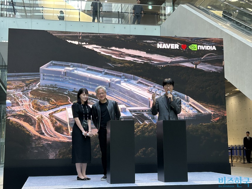 젠슨 황 엔비디아 CEO와 이해진 네이버 이사회 의장이 8일 네이버 1784에서 만나 프론티어 AI 모델, AI 클라우드·팩토리, 로보틱스를 축으로 한 전략적 협력 확대 방안을 공개했다. 이날 오후&nbsp;경기 성남 네이버 사옥 1784를 방문한 젠슨 황 엔비디아 CEO와 이해진 네이버 의장이 양 사 협력 관련 미디어 브리핑을 하고 있다. 사진=강은경 기자