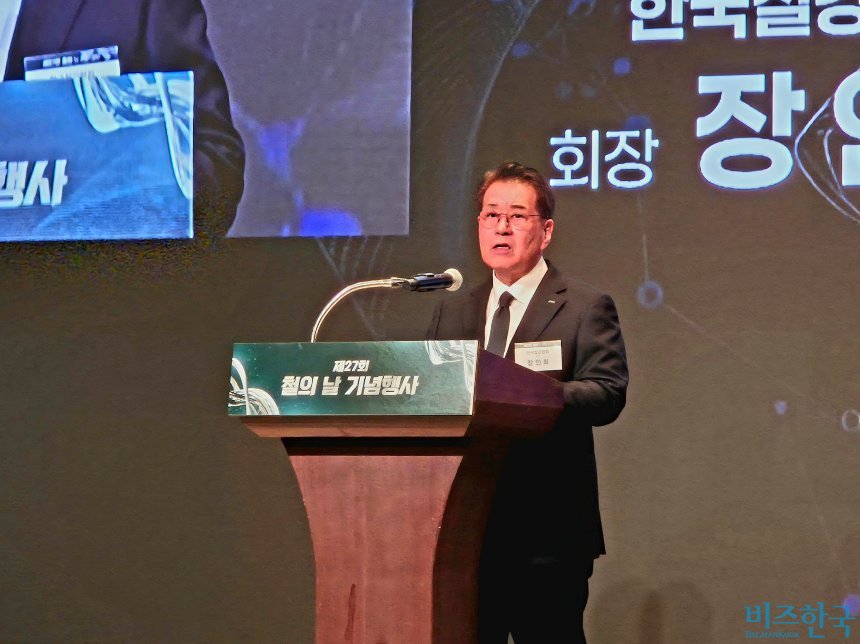 장인화 한국철강협회 회장이 제27회 철의 날 기념행사에서 기념사를 하고 있다. 사진=김민호 기자
