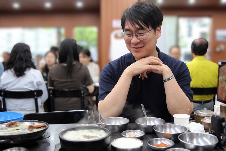 만화 ‘​귀신 선생님’​ 시리즈로 어린이들의 절대적인 지지와 사랑을 받는 ‘초통령’ 남동윤 작가. 만화가로서 그의 소울푸드는 순댓국이다. 사진=필자 제공